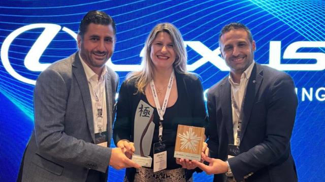 Pablo Conde, gerente de Lexus Breogán Galicia acompañado de Verónica Grela responsable de postventa y Samuel Esteves, jefe de ventas.
