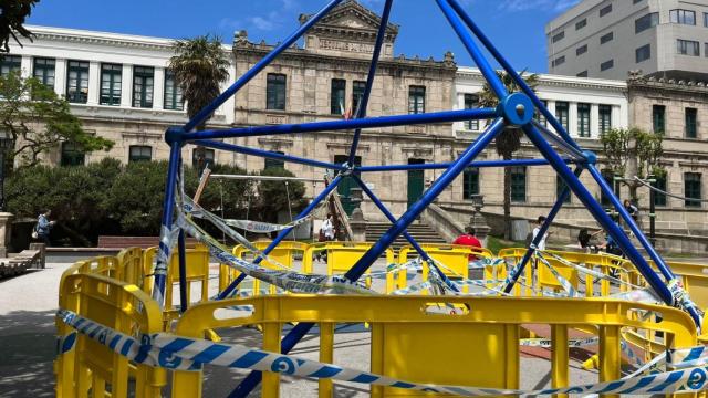 La atracción de plaza Pontevedra precintada.