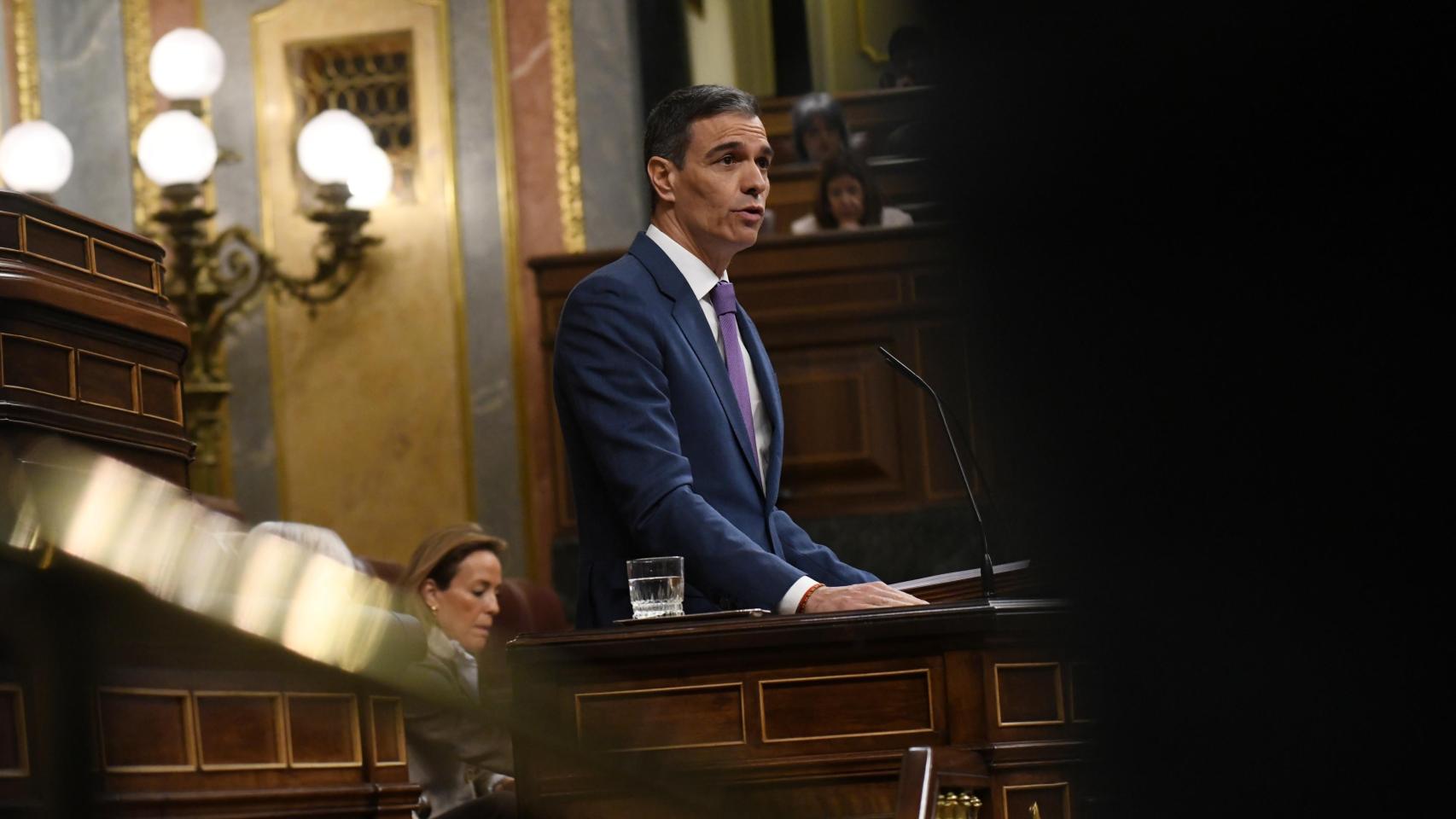 Sánchez camufla su falta de respuestas sobre el apagón y el AVE con una virulenta diatriba contra Feijóo