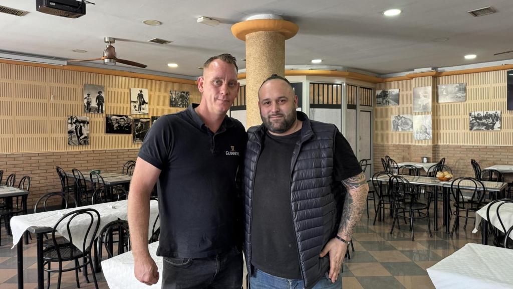 Jeffrey Hoogervorst y Sergio Medina en el bar Mestalla. EE