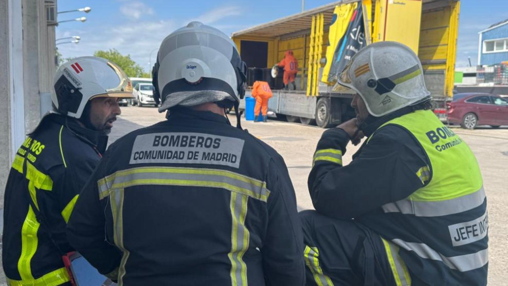 Tres intoxicados por una nube tóxica en una nave de Algete: una de las garrafas que contenía ácido nítrico explotó
