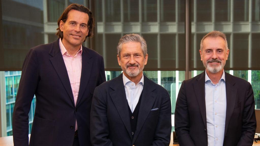 Lutz Schüler, consejero delegado de VMO2; Michael Fries, consejero delegado de Liberty Global, y Marc Murtra, presidente de Telefónica, en un reunión el pasado mes de enero.
