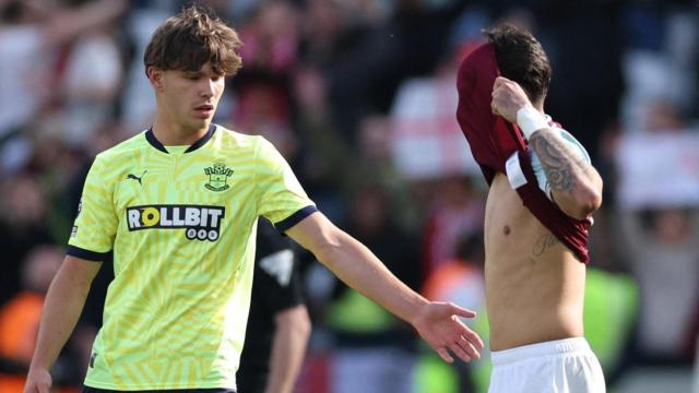 Lucas Paquetá se tapa la cara durante un partido contra el Southampton.