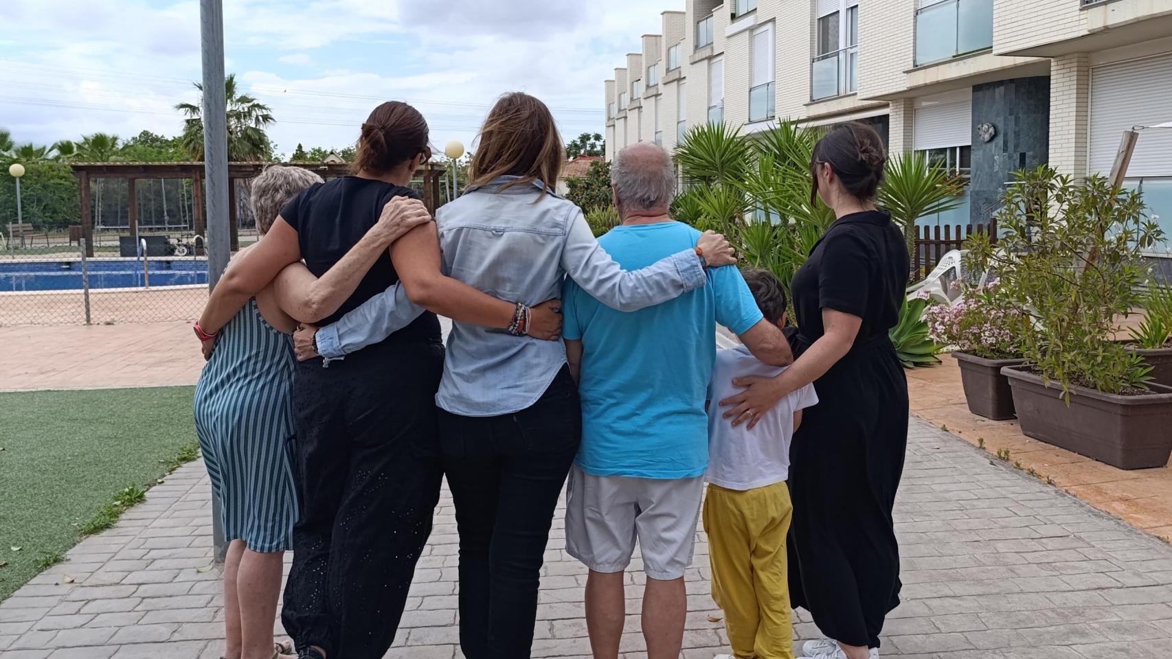 Felipe y Dolores, los jubilados que han paralizado por 20 días su desahucio junto a diez familias:  No somos okupas 