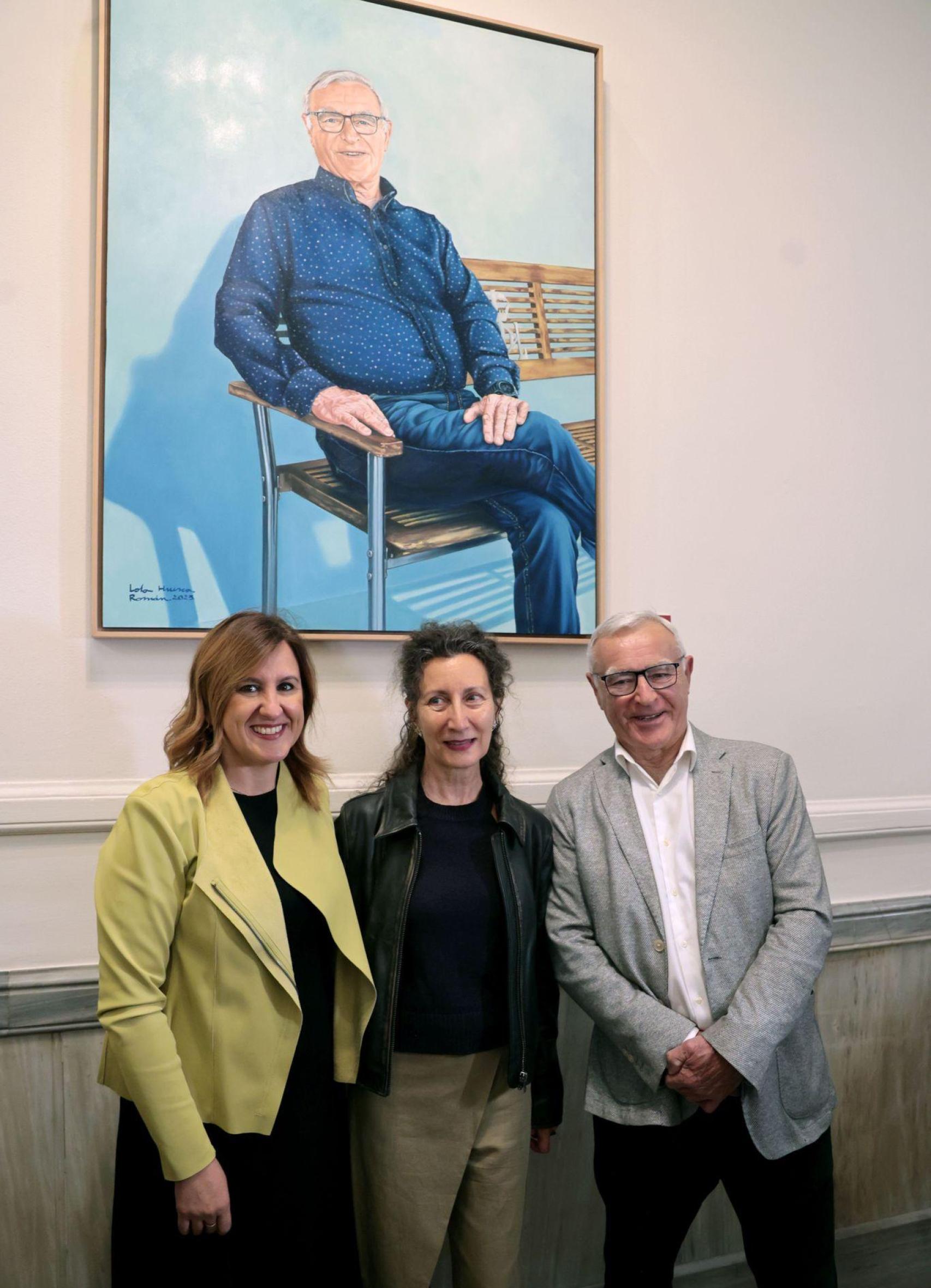 La alcaldesa de Valencia, María José Catalá, junto al exalcalde, Joan Ribó, y la autora del óleo. EE