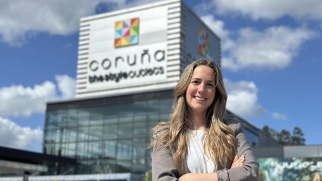 Leticia Gorozarri, nueva gerente, posa ante el centro comercial.