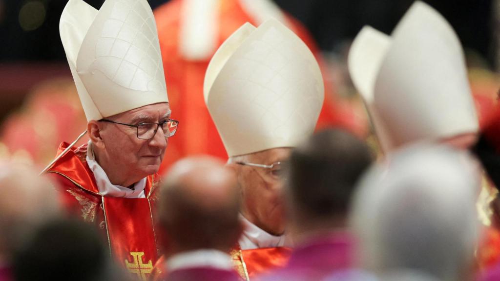 El cardenal Pietro Parolin asiste a la Santa Misa, celebrada con motivo de la elección del nuevo Papa, presidida por el decano del Colegio Cardenalicio, el cardenal Giovanni Battista Re, en la Basílica de San Pedro, en el Vaticano, el 7 de mayo de 2025.