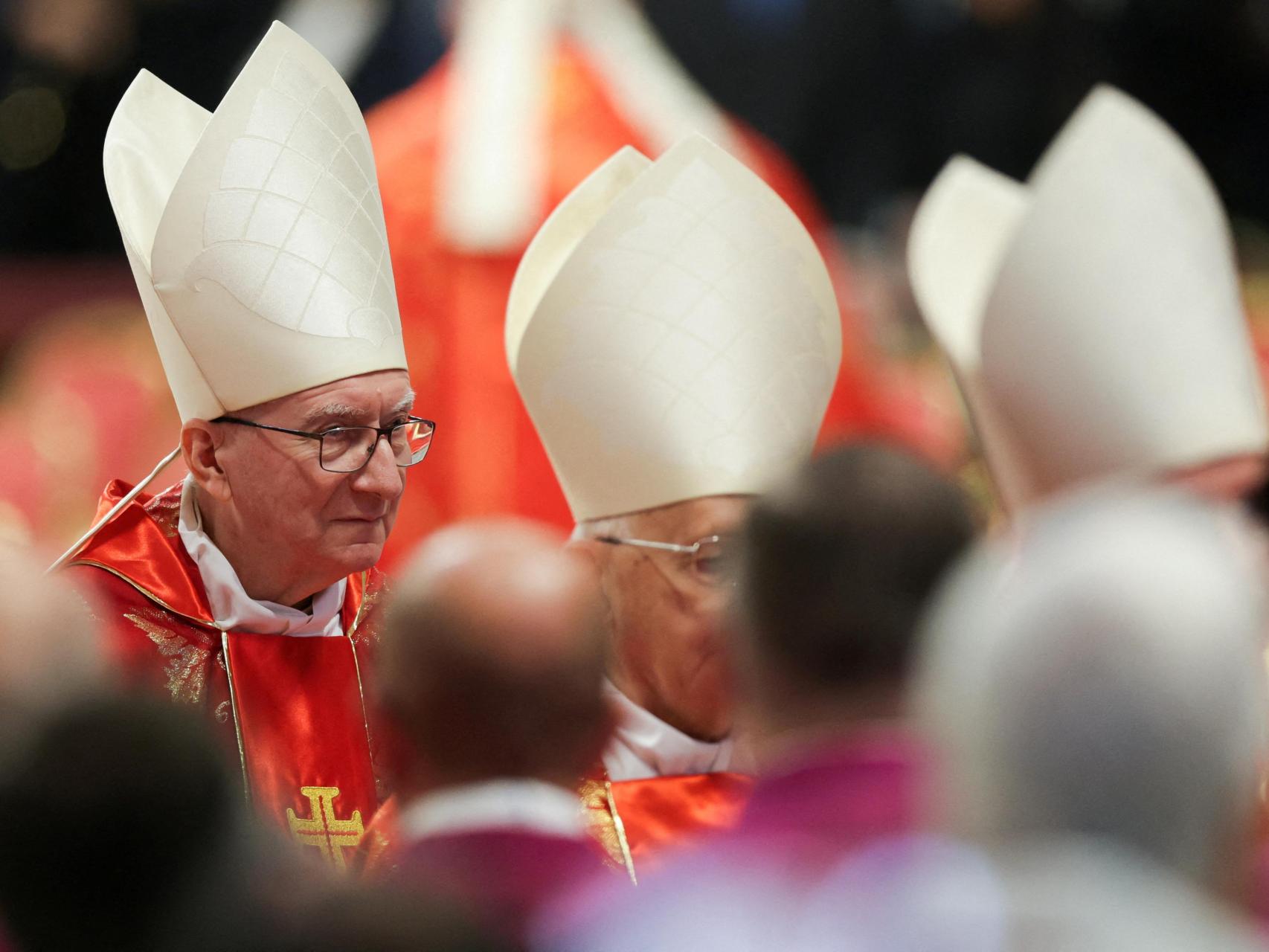 El cardenal Pietro Parolin asiste a la Santa Misa, celebrada con motivo de la elección del nuevo Papa, presidida por el decano del Colegio Cardenalicio, el cardenal Giovanni Battista Re, en la Basílica de San Pedro, en el Vaticano, el 7 de mayo de 2025.