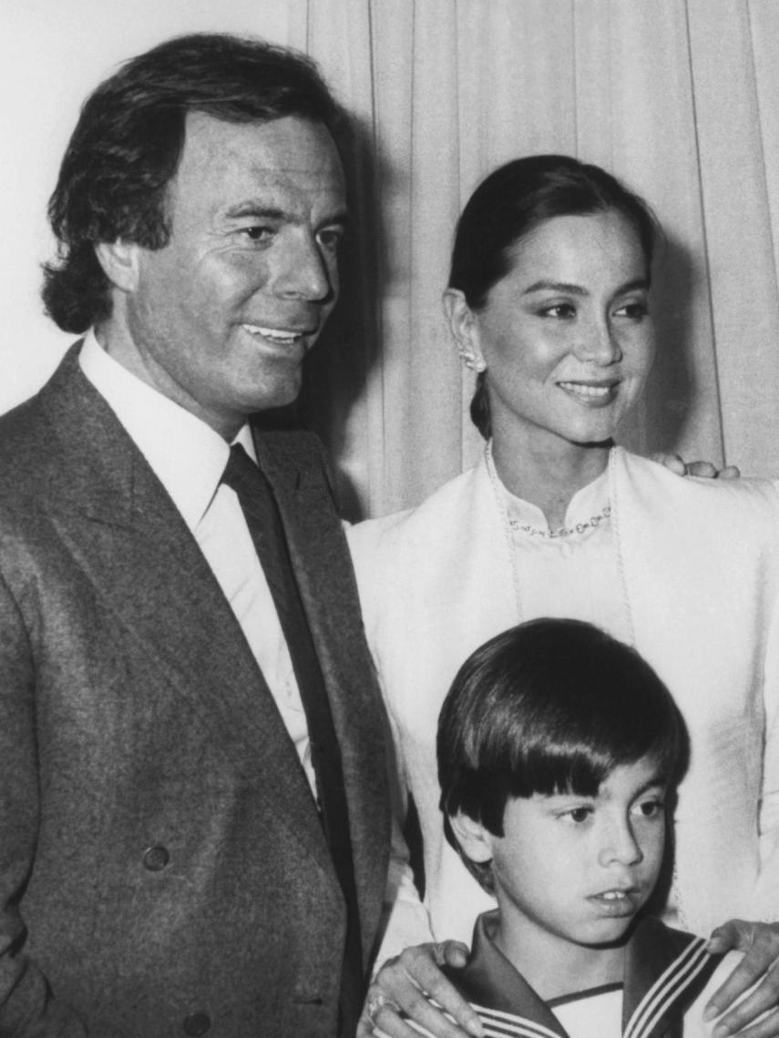 Enrique Iglesias con sus padres, en una imagen de archivo.