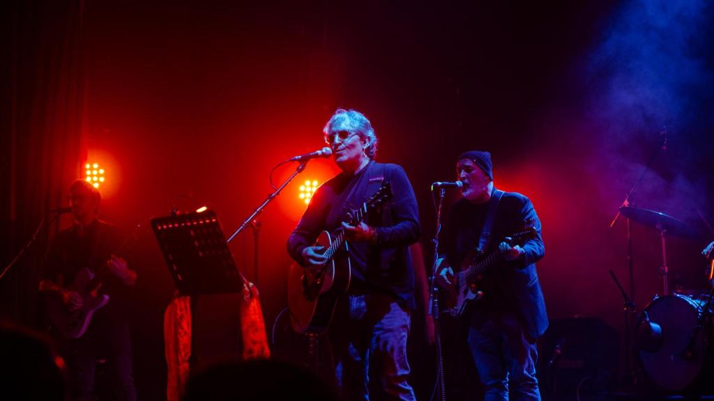Marcos F. Fermoselle es quien escribe las canciones de la banda.
