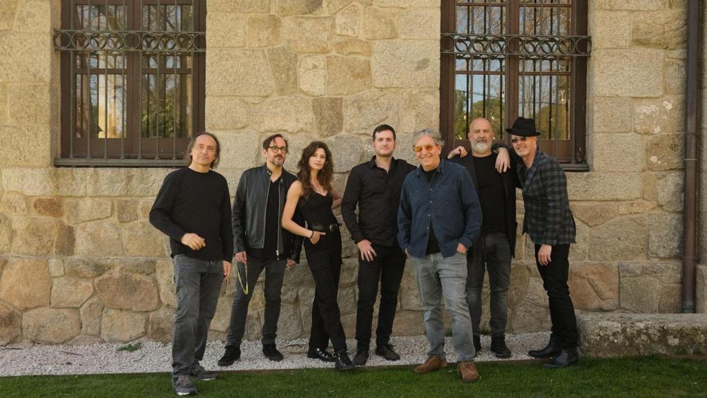Fermoselle junto a los integrantes de la banda Javier Schoendorff, Ángel Fermoselle, Jorge Malax, Raquel Martín, Kike Fuentes y Pere Mallen