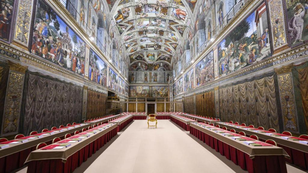 Los cardenales que elegirán al nuevo papa se encerrarán en la Capilla Sixtina.