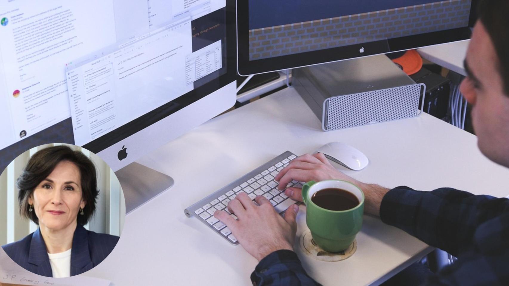 Mónica Pérez en un montaje con un trabajador.