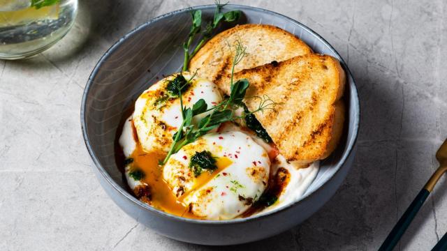 Un plato de huevos.