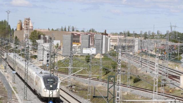 Los muros del fondo son los que tendría que derribar Adif por orden judicial