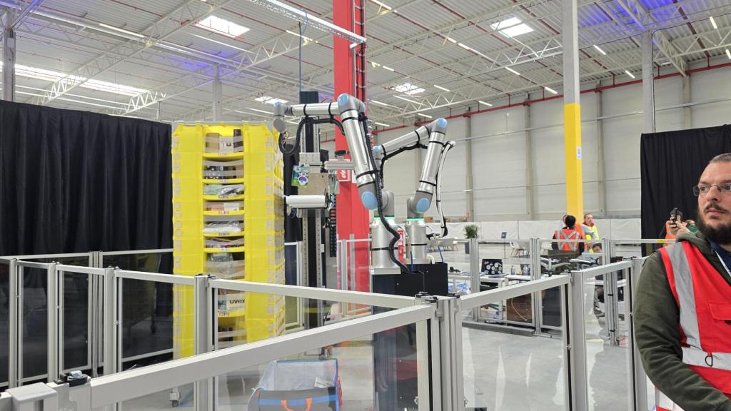 El nuevo brazo robótico de Amazon en funcionamiento.