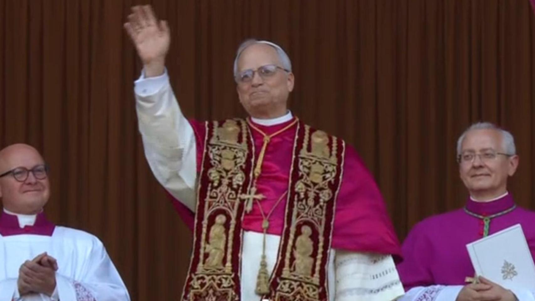 León XIV sigue la tradición de Benedicto en su atuendo y se aleja de Francisco: sotana blanca y muceta de terciopelo