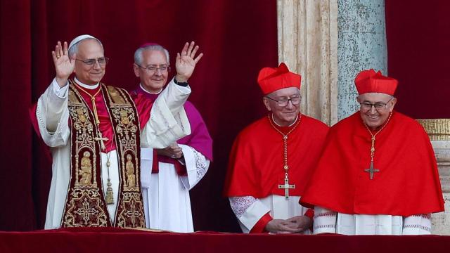 El nuevo papa León XIV saluda a los fieles desde el balcón de la basílica de San Pedro.