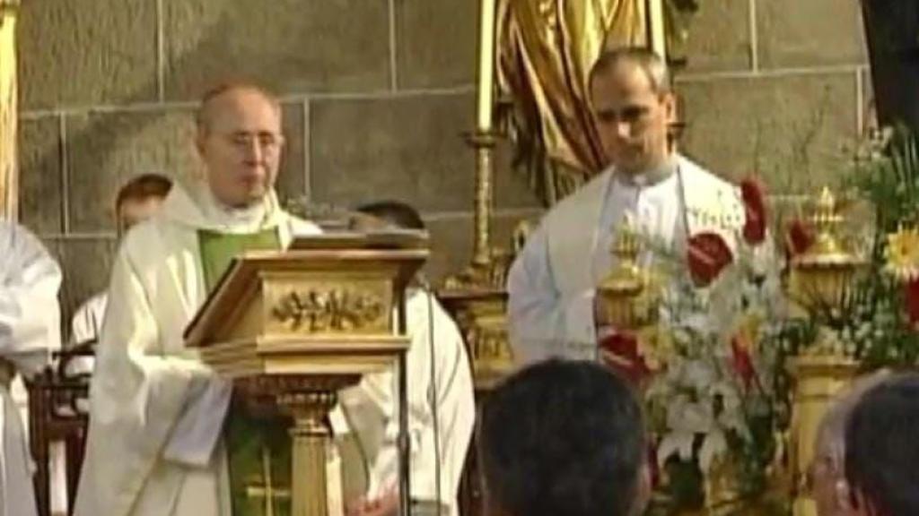 Robert Prevost, la derecha, en la misa celebrada por el entonces arzobispo de Toledo, Francisco Álvarez, el 22 de septiembre de 2002 en Oropesa (Toledo).