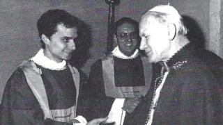 La parroquia de Santa María de la Asunción incluyó esta foto conmemorativa del encuentro en 1982 entre el entonces recién ordenado reverendo Robert Prevost y el Papa Juan Pablo II en el libro que publicó en 1986 con motivo de su centenario. Prevost y su familia eran devotos y entregados feligreses de la iglesia del Far South Side.