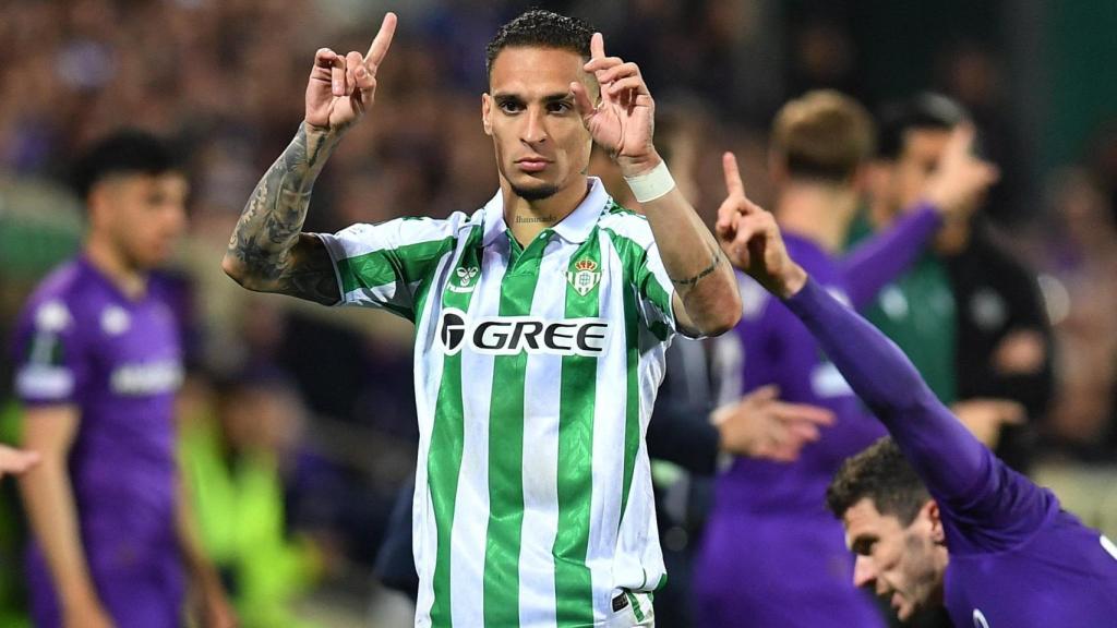 Antony en una acción del partido ante la Fiorentina.