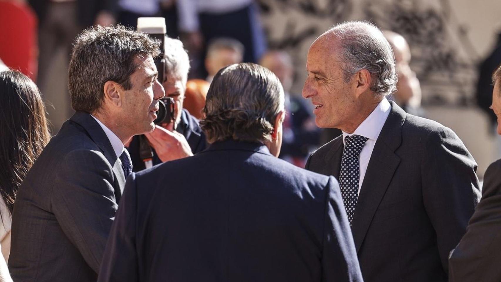 La dirección del PP, contrariada con la decisión de Camps de postularse en Valencia:  Es pasado y sólo aumenta el lío 