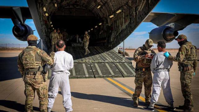 Un avión militar de EEUU trasladó a migrantes detenidos -calificados por el gobierno como “criminales altamente peligrosos”- desde un lugar no revelado en el país hacia el centro de detención de Guantánamo el 4 de febrero.