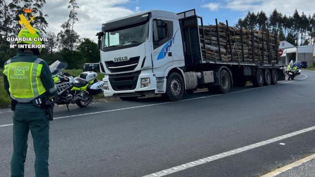 Investigan a un camionero por cuadruplicar la tasa máxima de alcohol en Santa Comba.