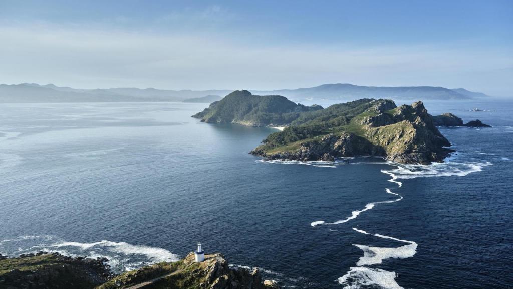 Vistas aérea sobre el faro de da Porta y la isla de San Martiño.