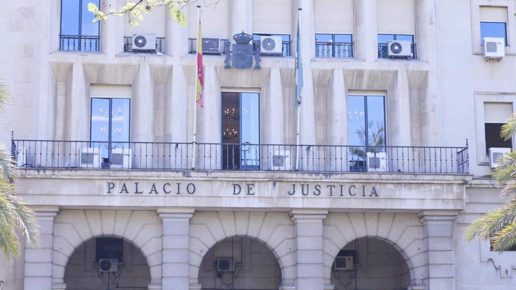 Detalle de la fachada principal de la Audiencia Provincial de Sevilla.