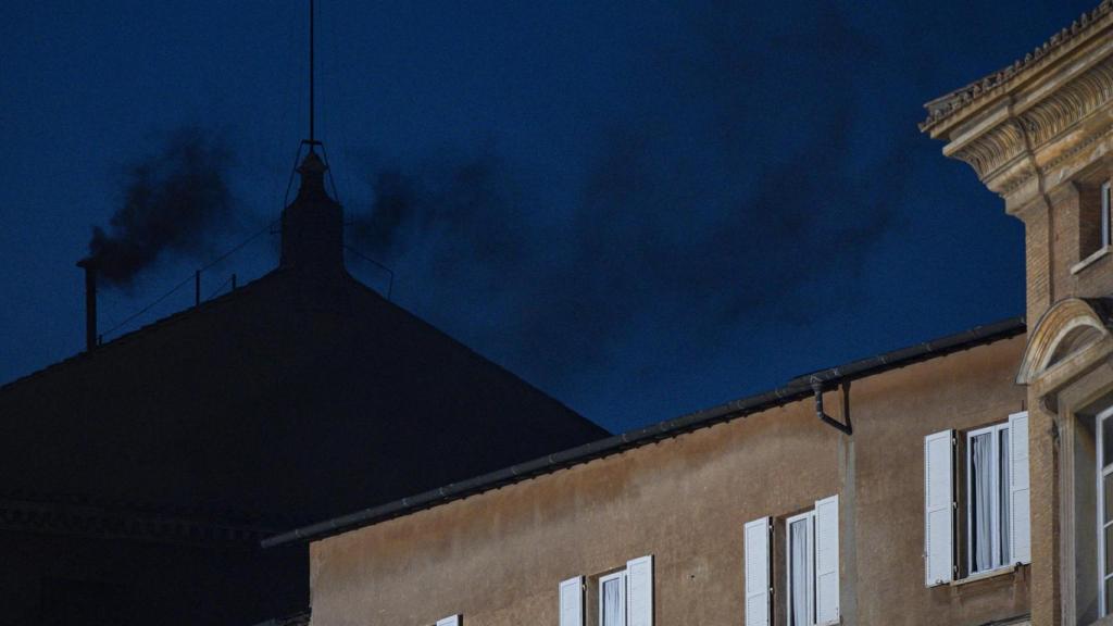 Fumata negra en la Capilla Sixtina tras la primera votación del Cónclave.