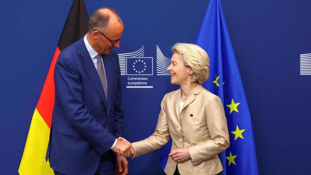 El nuevo canciller Friedrich Merz saluda a Ursula von der Leyen durante su primera visita a Bruselas