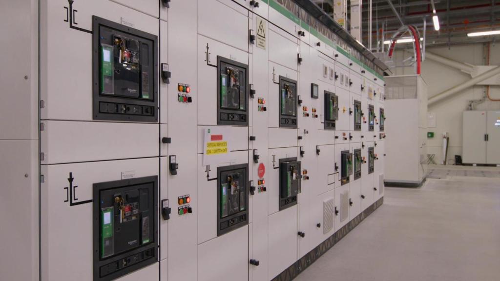 Cuadros de baja tensión Okken con interruptores automáticos MasterPact MTZ de Schneider Electric.