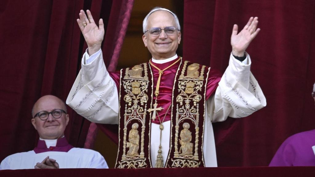 El cardenal Robert Prevost, Papa León XIV, el Papa número 267 de la historia, comparece ante sus fieles, en el balcón de la Basílica de San Pedro, a 8 de mayo de 2025, en La Ciudad del Vaticano (El Vaticano).