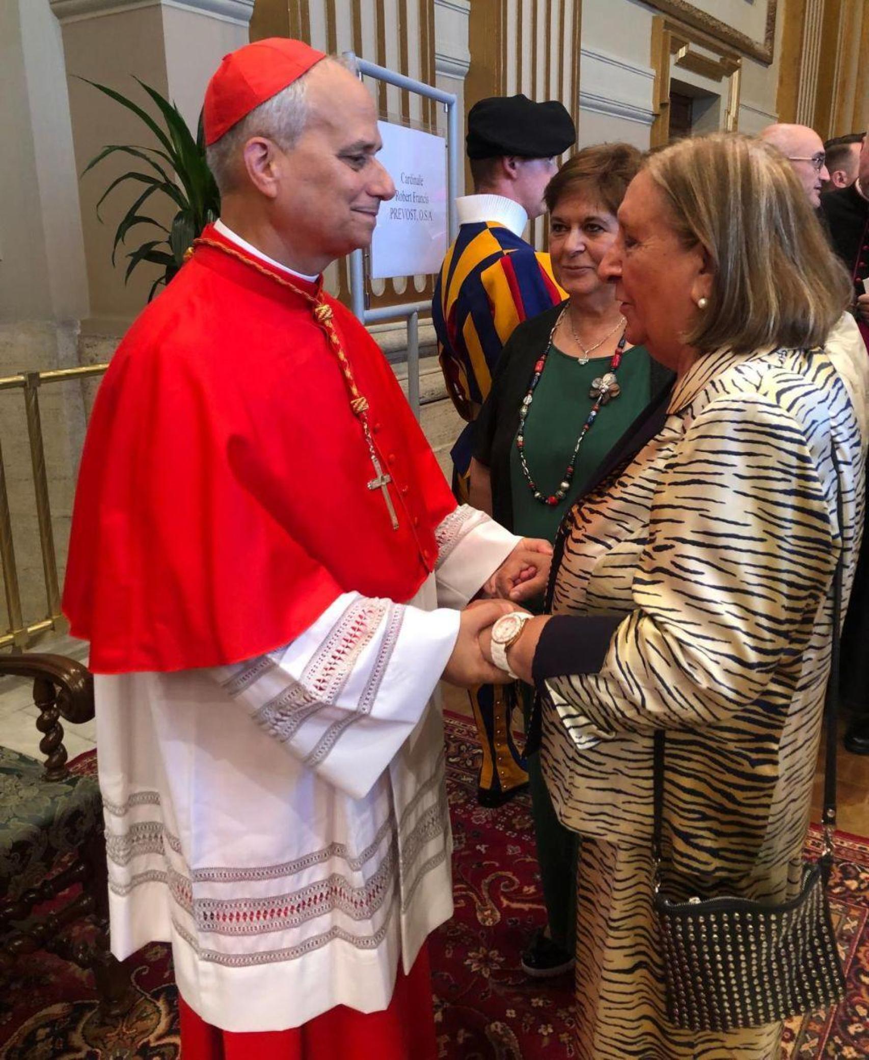 La presidenta del Consejo Directivo de la UCAV, Lydia Jiménez; y la rectora de la Universidad Católica de Ávila, Mª del Rosario Sáez Yuguero; junto al Papa León XIV