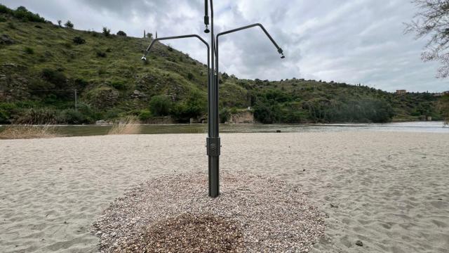 'Fuente-ducha' instalada en la playa del Tajo en Toledo.