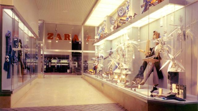 Imagen de 1975 de la entrada a la antigua tienda Zara en el número 28 de la calle Torreiro de A CoruñaA Coruen 1975.