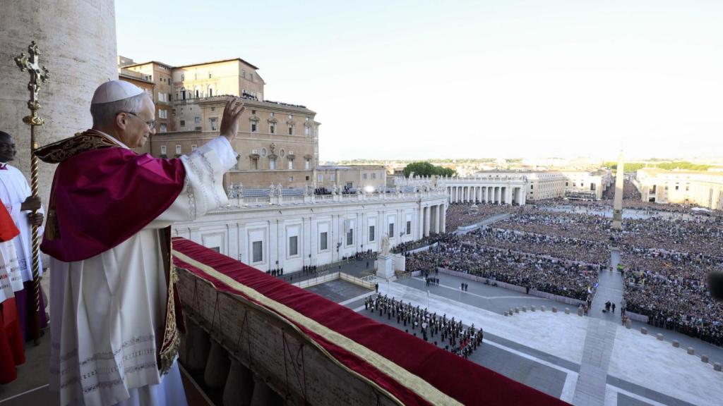 Leo XIV saludando a sus fieles en el Vaticano.