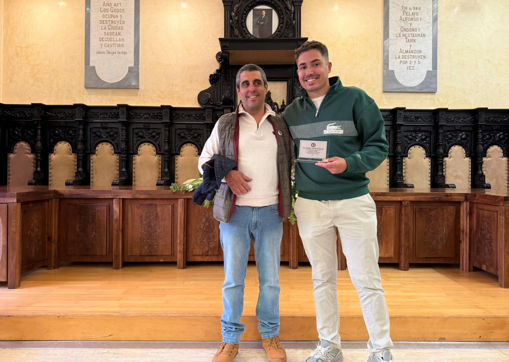 El concejal de Festejos, Borja González Garzón, recibe a los participantes de la concentración del Club Cadillac España en Astorga