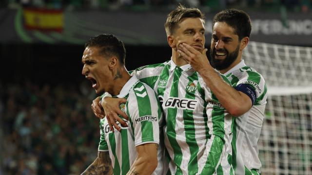 Antony, Lo Celso e Isco celebran un gol contra la Fiorentina.
