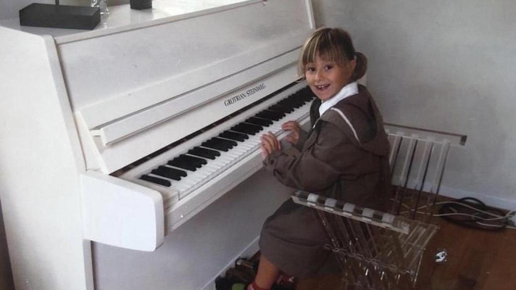 Sara Abad interpretando al piano de la niña.