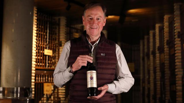 José Luis Heras Cordón, CEO de Bodegas Heras Cordón, posa con una botella del vino que suministra al Vaticano.