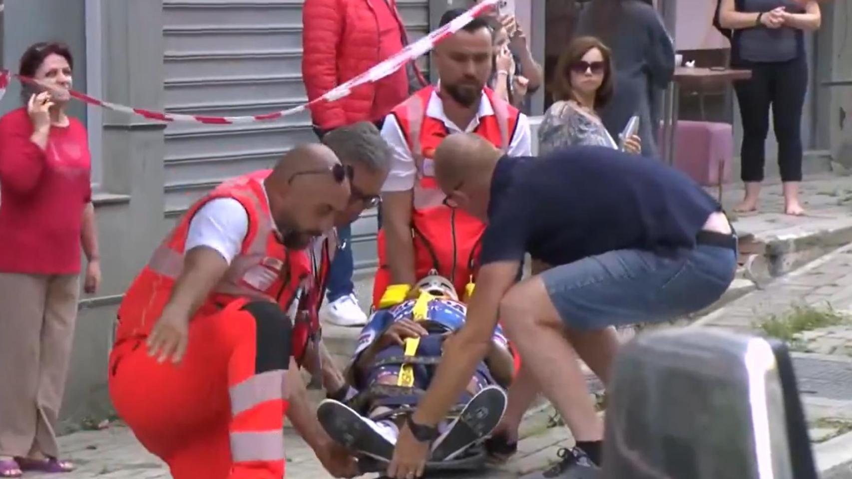 Mikel Landa abandona el Giro de Italia tras sufrir una fuerte caída y tener que ser evacuado en ambulancia