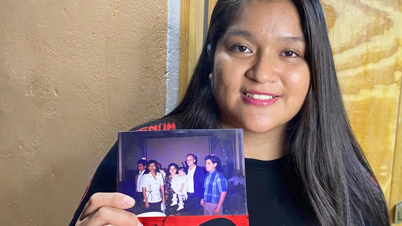 Con Mildred, la ahijada de León XIV, en Chulucanas, el pueblo peruano donde el 'gringo' padre Roberto llegó hace 40 años y bebía chicha