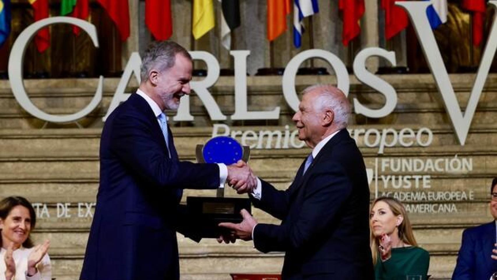 Felipe VI entrega el Premio Europeo Carlos V a Josep Borrell como reconocimiento a su trayectoria "en defensa de la paz"