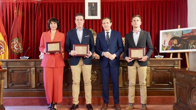 Ganadores de la edición 28 de los Premios de Periodismo Provincia de Valladolid junto al presidente de la Diputación de Valladolid, Conrado Íscar (2d)