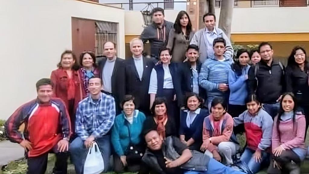 El actual papa León XIV, centro, cuando aún era solo Robert Prevost, junto a Jaume Benaloy en Perú.