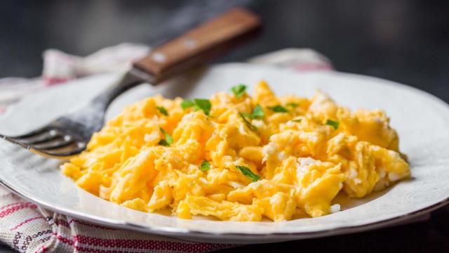 Un plato de huevos revueltos