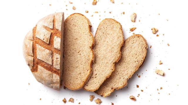 Una hogaza de pan cortada en rebanadas
