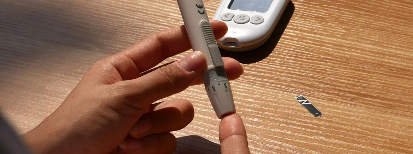 Una persona pinchándose para medir la glucosa.